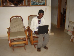 10-2008: photo "truquée". Ibrahima pose avec mon portable pour symboliser le premier mail qu'il avait envoyé quelques mois plus tôt.
